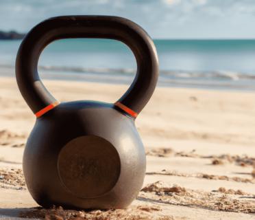 Kettlebell sur la plage dans le soleil