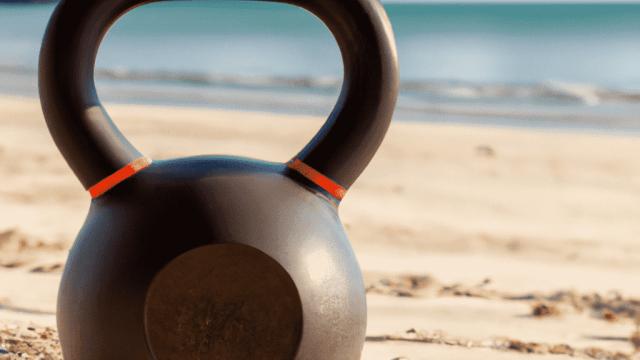 Kettlebell sur la plage dans le soleil