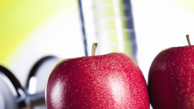Pommes rouges posées à côté d’une gourde d’eau, suggérant une collation saine et hydratante.